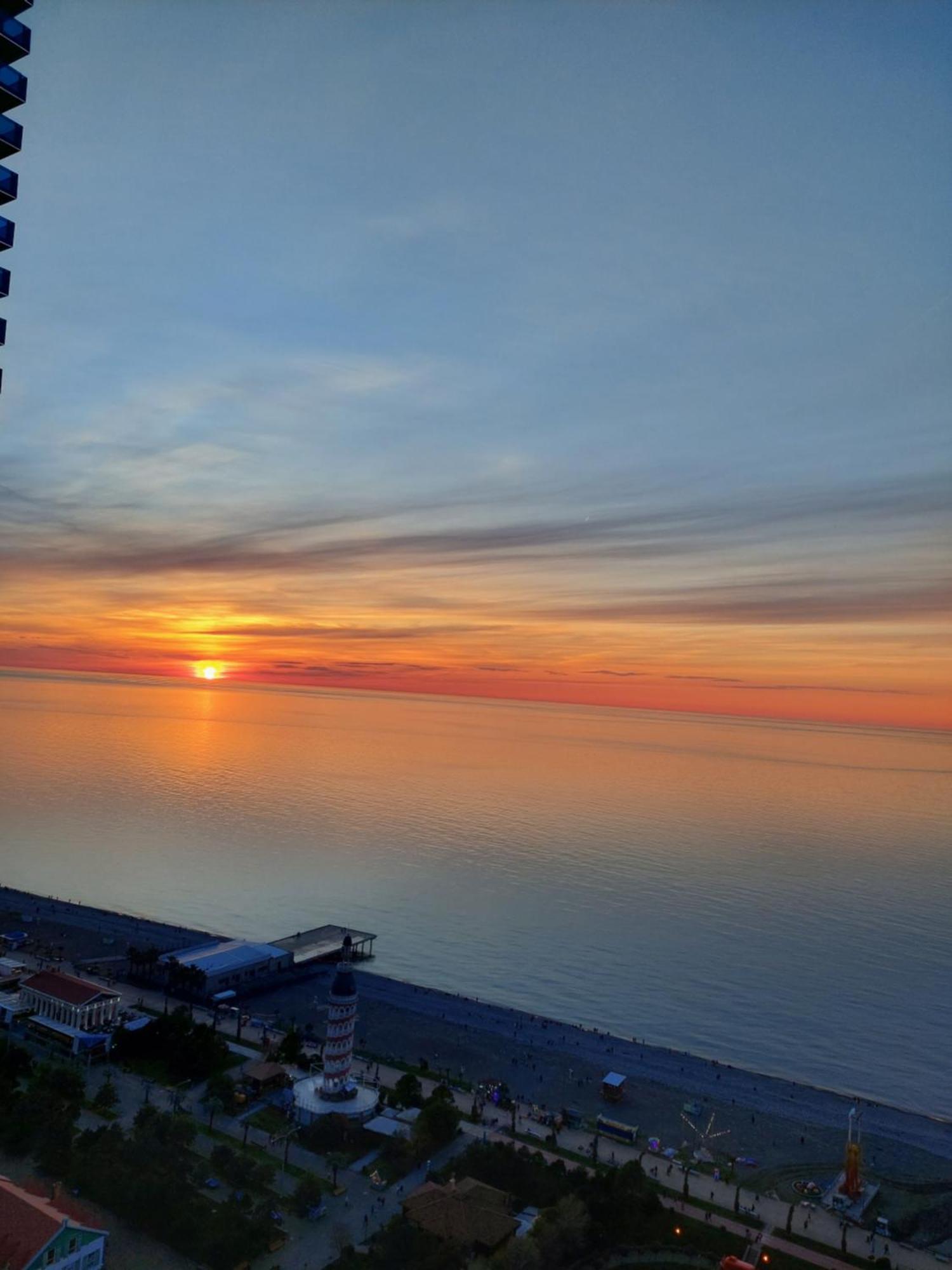 Номера На Высоких Этажах 24,31 Apartamento Batumi Exterior foto